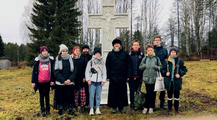 Паломники с настоятелем Артемиево-Веркольского монастыря архимандритом Иосифом (Волковым)