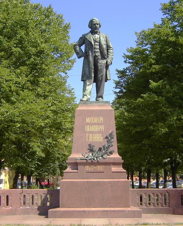 Памятник М.И. Глинке в центре Санкт-Петербурга